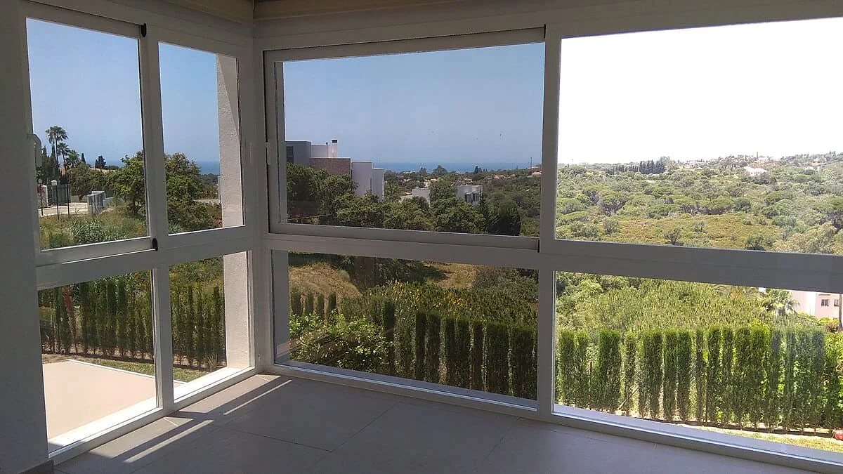 Glare reduction window film on a corner room glazed on two walls in Benalmádena
